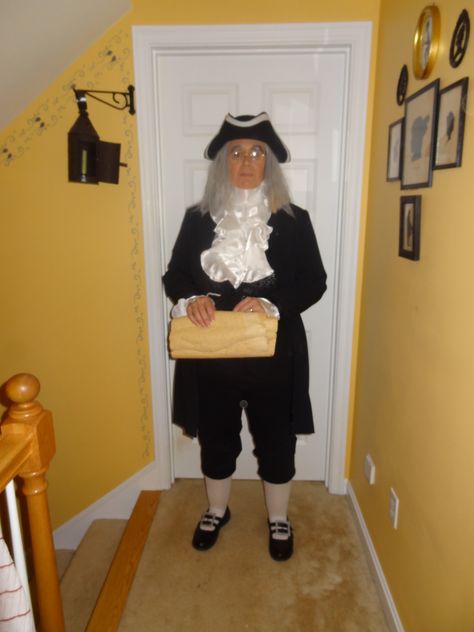 Ben Franklin Costume Ben Franklin Costume, Founding Fathers Costume, Benjamin Franklin Costume, Halloween Family, Ben Franklin, Diy Costume, Halloween Costume Contest, Costumes Pictures, Colonial Williamsburg