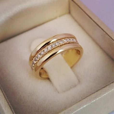 The Most Unique Diamond Engagement Rings Other Than A Round Solitaire خواتم خطوبة, Pave Setting Ring, Promise Jewelry, Simple Wedding Bands, Gold Rings Fashion, Ringe Gold, Golden Ring, Finger Rings, Zircon Ring