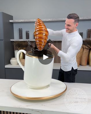 Amaury Guichon Chocolate, Chocolates Aesthetic, Chocolate Sculptures Art, Chocolate Man, Amaury Guichon, Chocolate Videos, Chocolate Creations, Chocolate Sculptures, Chocolate Work