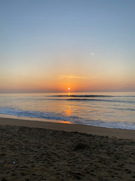 Breath taking sunrise at the #thiruvanmiyurbeach #Chennai #beach #sunrise Chennai Aesthetic, Chennai Beach, Broken Screen Wallpaper, Beach Sunrise, Broken Screen, Instagram Ideas Post, Sunrise Beach, Sea Waves, Breath Of Fresh Air