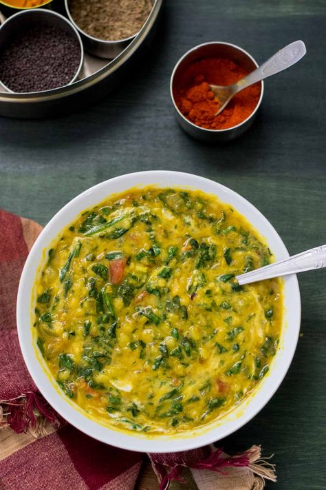 This mildly spiced, creamy version of Spinach and Tomato Dal (Dal Palak) makes for a delicious and nutritious main course served with hot cooked rice. #spinach #vegetarianrecipes via @simmertoslimmer Essen, Dal Palak Recipe, Spinach Dal, Dal Recipes, Paneer Dishes, Hearty Dinner Recipes, Easy Vegetarian Dinner, Ayurvedic Recipes, Easy Indian Recipes