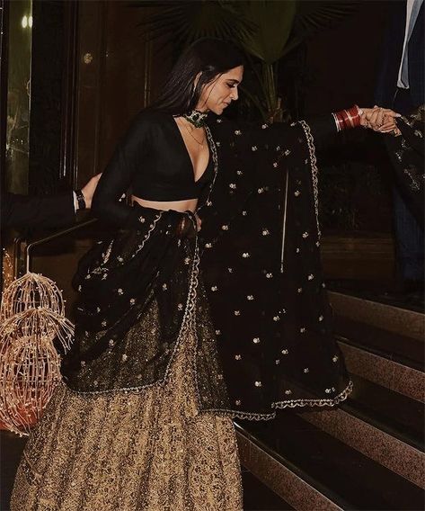 Black And Gold Lehenga, Golden Wedding Dress, Black Lehenga, Indian Outfits Lehenga, Wedding Lehenga Designs, Indian Fashion Saree, Traditional Indian Outfits, Indian Gowns Dresses, Golden Wedding