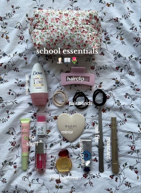 School Aesthetic Essentials, Things To Pack In Your Bag, School Hygiene Bag Aesthetic, School Beauty Bag, Backpack With Accessories, Makeup Pouch Essentials, School Beauty Bag Essentials, Aesthetic Backpack Organization, What’s In My Emergency Kit