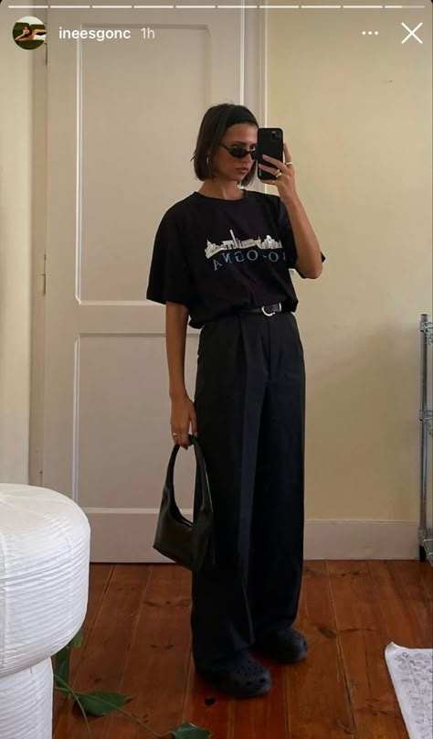 Trouser With Tshirt Women, Formal Pants With Tshirt Women, Graphic Tee And Trousers, Baggy Tee Outfit, Sxsw Outfit, Black Top Outfits, Black Trouser Outfit, Black Tshirt Outfit, Barcelona Outfits