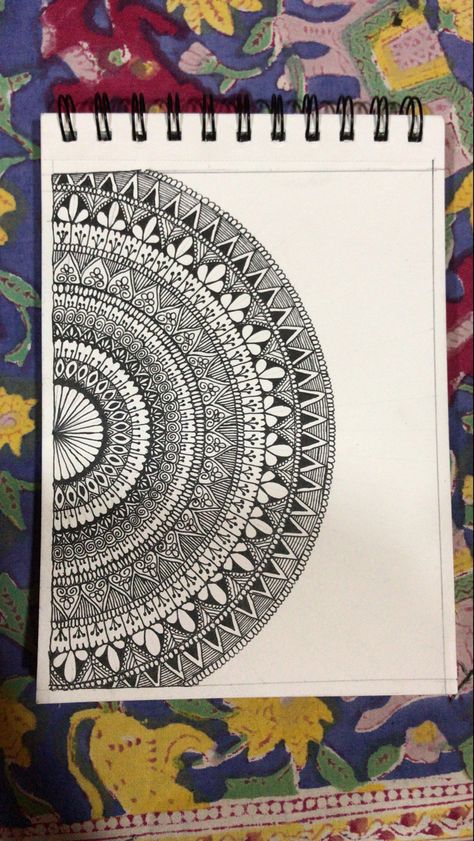 Simple Mandala Art Half Circle Mandala, Half Mandala Art, Simple Mandala Art, Mandala Sketch, Zen Circle, Mandala Ideas, Mini Mandala, Easy Mandala, Easy Mandala Drawing