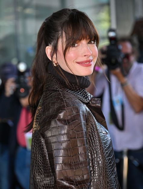 Anne Hathaway Bangs, Devil Wears Prada Outfits, Anne Hathaway Hair, Rambut Brunette, Devil Wears Prada, Celebrity Hair Stylist, Anna Wintour, Sleek Ponytail, Trending Haircuts