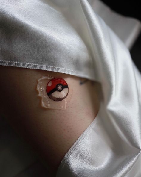 Pokemon Finger Tattoo, Pokemon Tattoo Pokeball, Pokémon Card Tattoo, Poke Ball Tattoo, Pokeball Tattoo, Pokemon Ball, Pokemon Tattoo, Type Pokemon, Card Tattoo