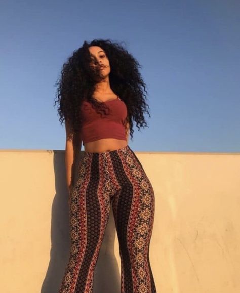 Forbidden Pants, Bell Bottom Yoga Pants, Mode Old School, Flare Yoga Pants Outfit, Moda Afro, Looks Street Style, Flared Pants, Meus Pins, Mode Inspo