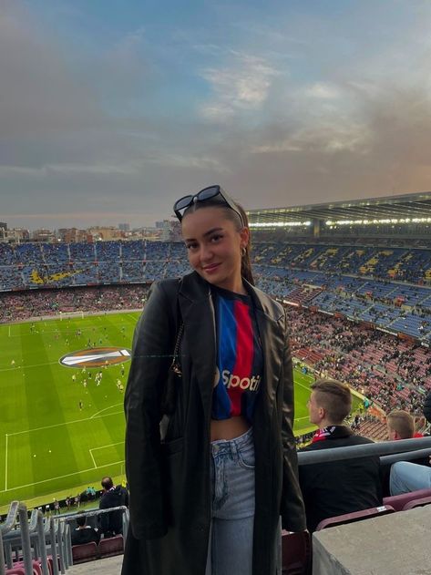 Barcelona Soccer Game Outfit, Football Women Outfits, Barcelona Shirt Outfits, Soccer Match Outfit Woman, Barca Jersey Outfit, Barcelona Jersey Outfit, Soccer Shirt Outfit, Football Shirt Outfit Women, Blokecore Outfits