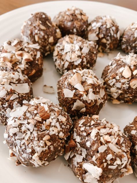 Protein Balls Healthy, Snack Balls, Protein Balls Recipes, Bariatric Food, Coconut Protein, Energy Bites Recipes, Healthy Protein Snacks, Energy Ball Recipe, Protein Bar Recipes