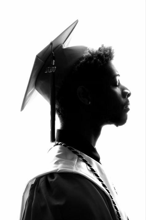 Graduate Photoshoot Men, Graduation Pictures With Friends Boys, Graduation Photography Poses Studio, Graduation Ideas For High School Seniors Photography Poses, Graduation Man Photoshoot, Black Boy Graduation Pictures, Black Male Graduation Photoshoot, Graduation Pics For Guys, Studio Graduation Photoshoot Ideas