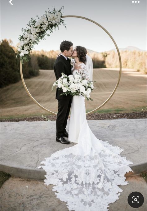 Wedding Arch Half Circle, Round Wedding Altar, Circular Floral Arch Wedding, Minimal Floral Arch, Circle Arches For Weddings, Gold Circle Arch With Flowers, Simple Alter Decor, Wedding Arch Minimalist, Circle Wedding Arch With Drape