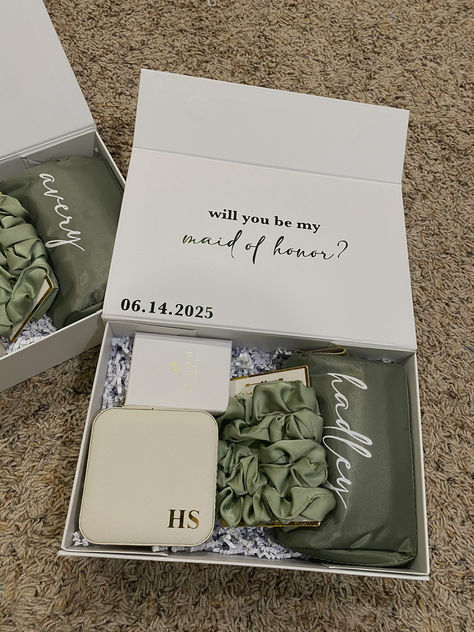 Maid Of Honor Box Ideas Diy, Sage Green Bridesmaid Boxes, Maid Of Honor Proposal Box Ideas, Will You Be My Maid Of Honor Box Ideas, Will You Be My Maid Of Honor Ideas, Maid Of Honor Proposal Box Diy, Maid Of Honor Box Ideas, Bridal Proposal Ideas, Maid Of Honor Gift Ideas