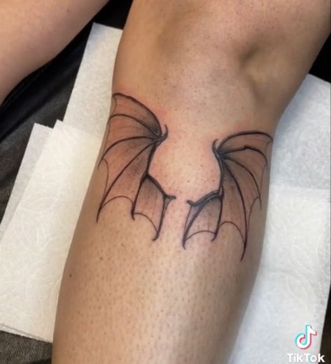 Bat Wing Tattoo Knee, Wings Above Knee Tattoo, Bat Wing Tattoo Designs, Wings On Knee Tattoo, Rhys Tattoo Acotar, Wings Under Knee Tattoo, Knee Wings Tattoo, Rhys And Tattoo, Rhys Wings Tattoo