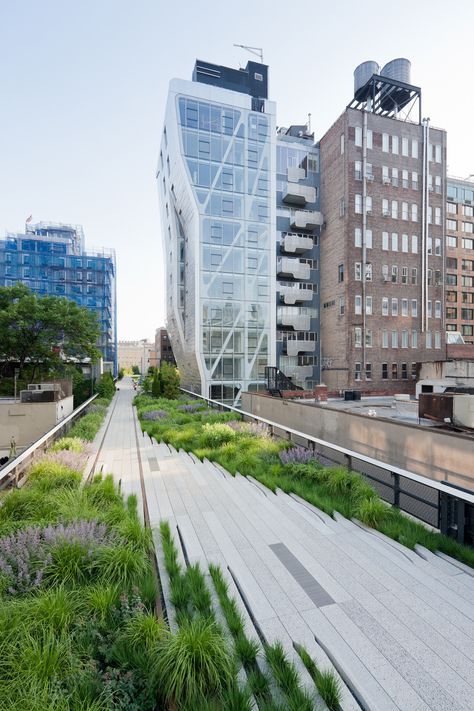 the High Line, meandering pathway passes by old and new architecture in West Chelsea, between West 24th and West 25th Streets, looking South. Highline Park, Urban Landscape Design, Urban Park, Urban Architecture, High Line, Green City, West Village, Landscape Projects, Green Roof