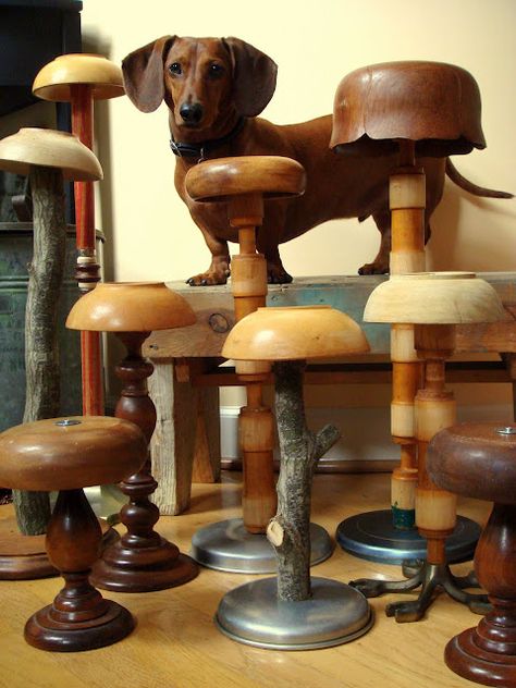 craft hat display....cute...old wooden bowls attached upside down to wooden candle sticks or old wooden spools...LOVE Diy Hat Display, Craft Booth Display, Decoration Vitrine, Craft Fairs Booth, Diy Display, Craft Fair Displays, Hat Display, Craft Display, Market Displays