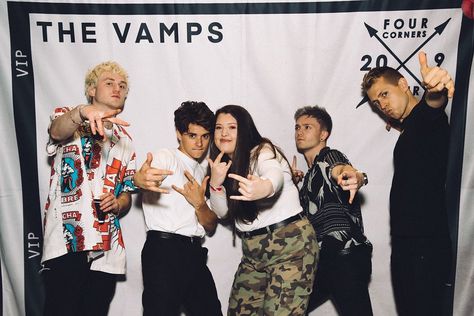 Funny Meet And Greet Poses, Meet And Greet Poses, Treading Water, Brad Simpson, Meet And Greet, Little Mix, White Boys, The Vamps, Funny Moments