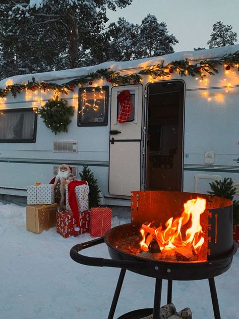 Christmas Rv Decorations, Rv Christmas Decor, Rv Christmas Decorations, Vanlife Diy, Christmas Decir, Camper Exterior, Rv Christmas, Car Decoration Ideas, Camp Store