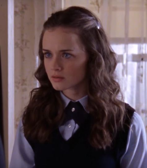 Rory Gilmore Hair, Rory Gilmore Style, Gilmore Girls Outfits, Gilmore Girl, School Hairstyles, Rory Gilmore, Hairstyles For School, Aesthetic Hair, Mode Vintage