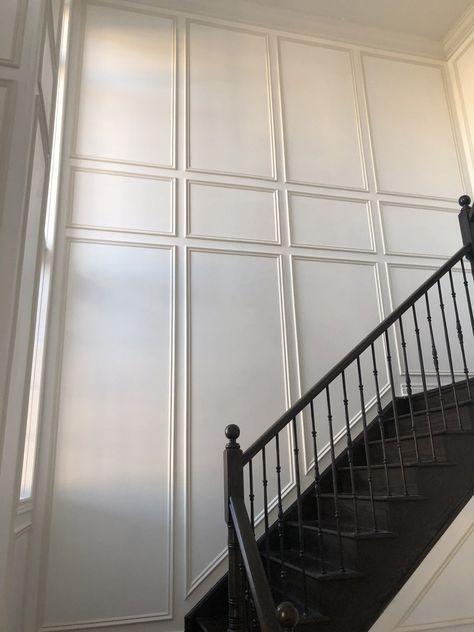 Hall Wainscoting, Stair Moulding, Staircase Molding, Classic Moulding, Wall Molding Design, Exterior House Painting, Stair Paneling, Staircase Wall Decor, Wainscoting Styles