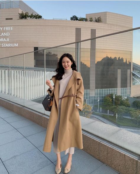 Korean Trench Coat Outfit, Korea Spring Fashion, Spring Outfits Korea, Beige Coat Outfit, Brown Coat Outfit, Beige Winter Coat, Coat Korean Style, Korean Style Winter, Winter Outfits Korean