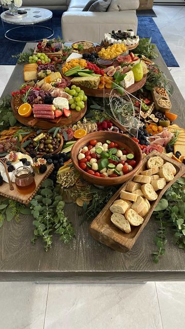 Grazing Food, Charcuterie Board Meats, Amazing Food Platters, Party Food Buffet, Catering Ideas Food, Charcuterie Inspiration, Brunch Buffet, Party Food Platters, Charcuterie And Cheese Board