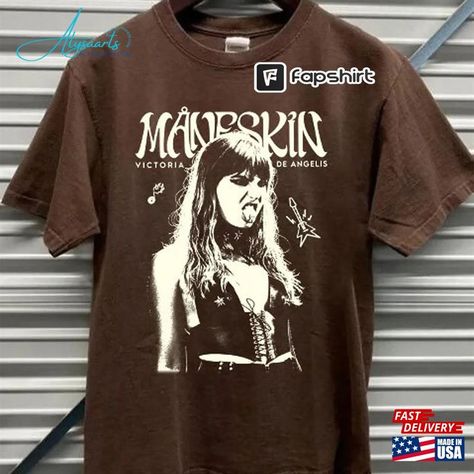 Rock Band Music Maneskin T-Shirt Måneskin Fans Classic Check more at https://alysaarts.com/product/rock-band-music-maneskin-t-shirt-måneskin-fans-classic/ Rock Band Sweatshirts, Band Tee Aesthetic, Band Merch Ideas, Rockstar Aesthetic, Tshirt Illustration, Tea Shirt, Shirt Illustration, Band Music, Penteado Cabelo Curto