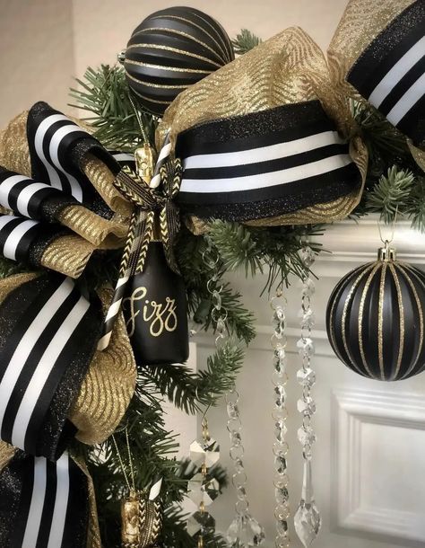 Natal, Black And Gold Christmas Mantle, Black And Gold Christmas Decor Ideas, Black And Neutral Christmas Decor, Modern Farmhouse Christmas Living Room, Black White Gold Christmas Decor, Black White And Gold Christmas Decor, Gold And Black Christmas Decor, Black Gold Christmas Decor