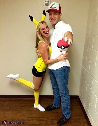 Disfraces de series Pikachu Halloween Costume, Pikachu Halloween, Diy Fantasia, Pikachu Costume, Meme Costume, Halloween Costumes Diy Couples, Unique Couple Halloween Costumes, Pokemon Costumes, Diy Kostüm