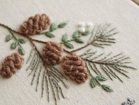 Diy Sy, Winter Embroidery, Christmas Embroidery Patterns, Hand Embroidery Projects, Ideas Casa, Pola Sulam, Embroidery Flowers Pattern, 자수 디자인, Sewing Embroidery Designs