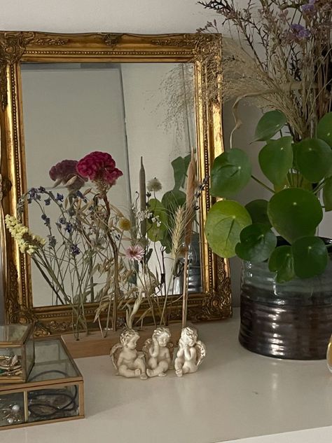 Vintage Mirrors Bedroom, Bedroom With Gold Mirror, Angel Garden Aesthetic, Bedroom Gold Mirror, Gold Mirror Room Aesthetic, Ornate Room Decor, Gold And Plants Aesthetic, Vintage Chic Room Decor, Vintage Style Room Ideas