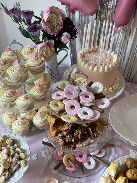 18th Birthday Lunch, Fancy Birthday Ideas, Sweet Sixteen Food Ideas, Birthday Desert, Sweet Sixteen Cakes, 18th Birthday Party Themes, Birthday Sweets, Sweet Sixteen Birthday Party Ideas, Birthday Snacks