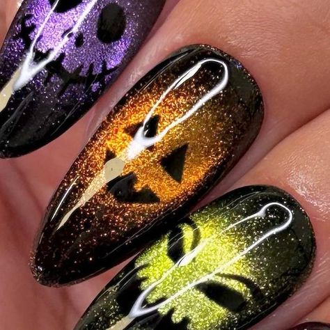 Halloween Nail Designs Cat Eye, Cat Eye Halloween Nail Art, Cat Eye Nail Halloween, Cat Eye Spider Nails, Halloween Nails Magnetic, Spooky Eyes Nails, Cat Eye Effect Nails Halloween, Halloween Magnetic Nails, Halloween Cats Eye Nails