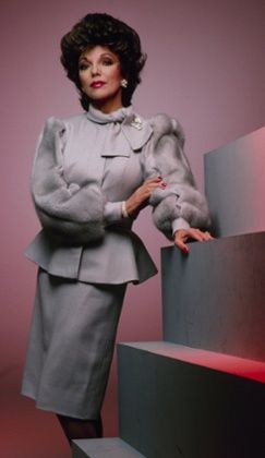 Joan Collins power dressing Dynasty: "The women who wear the clothes give fashion its power" Alexis Carrington Dynasty Joan Collins, Alexis Colby, Fashion 80s Women, Alexis Carrington, Dame Joan Collins, 1980s Fashion Trends, Nolan Miller, 1980's Fashion, 80s Women