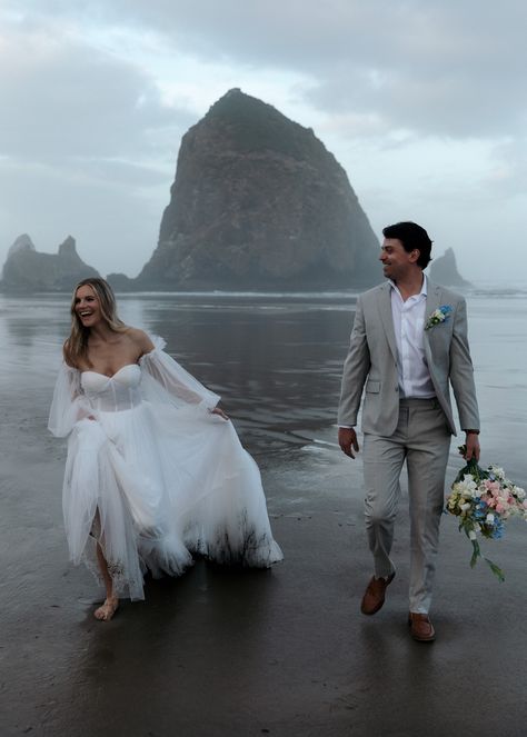 Escape the ordinary and experience the extraordinary! Discover Cannon Beach - the absolute BEST elopement location in Oregon. This picturesque spot is an untraditional wedding destination like no other. Surrounded by nature's bounty, your special day will be truly unforgettable. Dive into a world of romance, adventure, and love, right here in the heart of Oregon. Oregon Beach Wedding, Untraditional Wedding, Oregon Coast Wedding, Wedding Dress Types, Beach Wedding Colors, Oregon Beaches, Outdoor Wedding Dress, Oregon Elopement, Cannon Beach Oregon