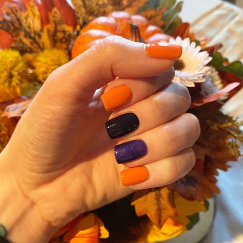 Halloween Nails One Color, Halloween Nail Polish Colors, October Solid Color Nails, Halloween Color Nails Simple, Simple Halloween Nails Solid Color, Halloween Nails Multicolor, Diy Halloween Dip Nails, Halloween Nails Plain Colors, October Nail Ideas Halloween