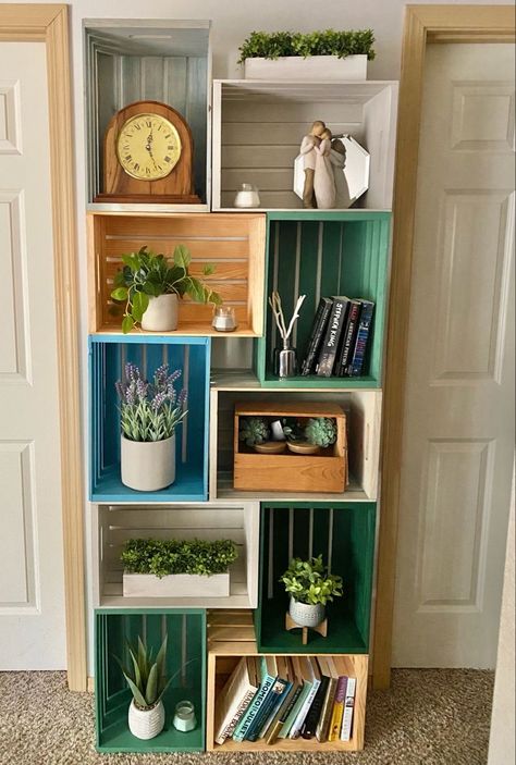 Sideways Bookshelf Ideas, Diy Boho Bookshelf, Fun Decor Ideas, Bookshelf Crates, Crate Decor Ideas, Wood Crate Bookshelf, Crates Decor, Front Porch Decor Christmas, Milk Crate Shelves