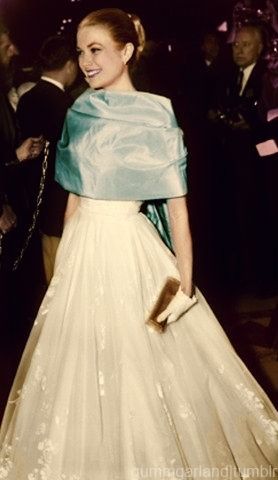 Grace Kelly Red Carpet, Mrs Harris Goes To Paris Dresses, Grace Kelly Oscars, Iconic Dresses Movies, Grace Kelly Outfits, Grace Kelly Dresses, 1950s Ball Gown, Victorian Era Dresses, Grace Kelly Style