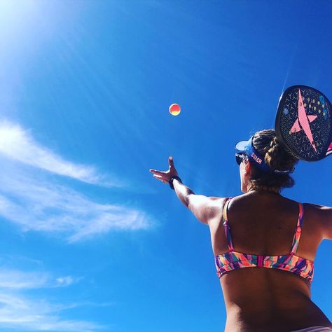 Serving in a sunny day with a blue sky back ground. Young lady with a Dropshot Beach Tennis racket. Beach Tennis Aesthetic, Surf Photoshoot, Tennis Photoshoot, Tennis Serve, Tennis Photos, Tennis Aesthetic, Beach Tennis, Surfers Paradise, Beach Ball