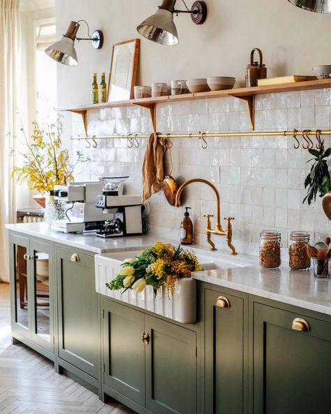 Scandinavian Kitchen Inspiration, Dreamy Apartment, Arizona Kitchen, Scandi Farmhouse, Classic English Kitchen, Kitchen Sanctuary, Scandi Kitchen, Scandinavian Design Style, Italian Farmhouse