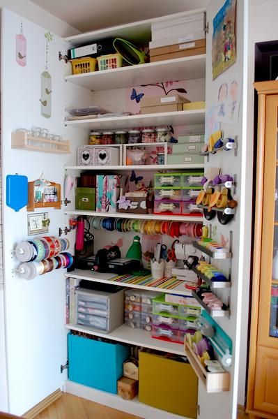 Als de knutsel kamer een iets te groote wens is.. dan in ieder gaval een kast vol! Storage Cupboard Ideas, Craft Organizer Cabinet, Storage Armoire, Craft Storage Cabinets, Craft Cupboard, Arts And Crafts Storage, Craft Cabinet, Cupboard Shelves, Storage Cupboard