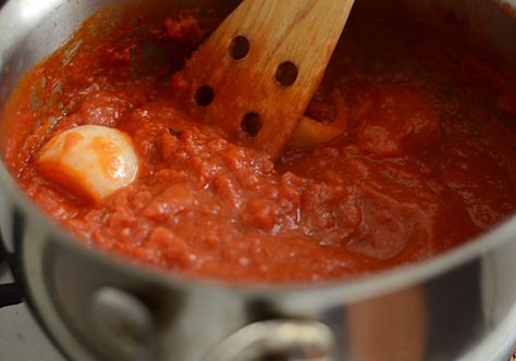 Marcella Hazan, Inexpensive Dinners, Canning Whole Tomatoes, Easy Tomato Sauce, Tomato Sauce Recipe, Cooking Lessons, Red Sauce, 4 Ingredient, Plum Tomatoes