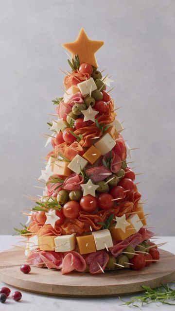 Aldi Party Food, Charcuterie Christmas Tree, Party Food Christmas, Food Christmas Tree, Charcuterie Christmas, Christmas Buffet, Food Christmas, Christmas Recipes Appetizers, Christmas Apps