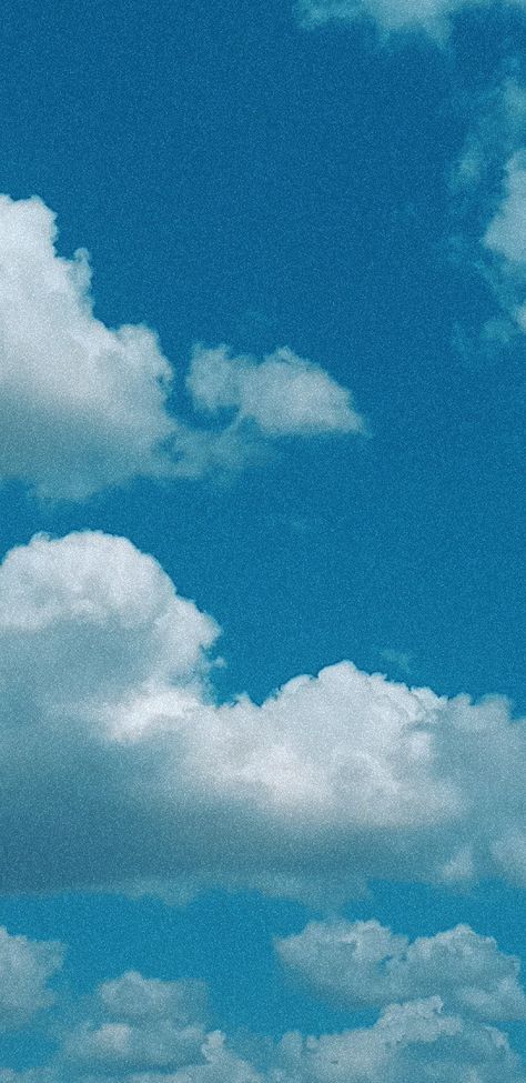 Vintage Clouds Wallpaper, Grainy Pictures Aesthetic, Grainy Blue Aesthetic, Y2k Cloud Background, Grainy Vintage Photography, Retro Sky Background, Retro Grainy Aesthetic, Grainy Film Photography, Vintage Clouds Aesthetic