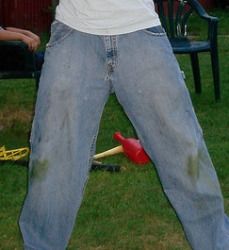 How to remove grass stains on jeans and other washable clothes {on Stain Removal 101} Grass Stains Out Of Jeans, How To Remove Grass, Remove Grass Stains, Stain Removal Guide, Clean Baking Pans, Cleaning Painted Walls, Stain On Clothes, Grass Stains, Laundry Tips