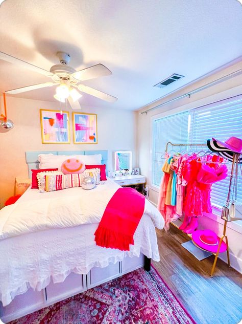 Preppy Bedroom Big Room, Preppy Dorm Rooms, Preppy Teen Bedroom Ideas, Preppy Beds, Preppy Room Inspiration, Preppy Girl Room, Preppy Room Ideas Bedrooms, Preppy Teen Room, Room Ideas Preppy