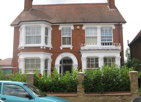 How To Spot The Difference Between Edwardian & Victorian Houses Edwardian Homes, Upvc Sash Windows, Home Decor Victorian, Edwardian Architecture, Edwardian Home, Timber Frame Porch, Gable Trim, House Window Design, Traditional Windows