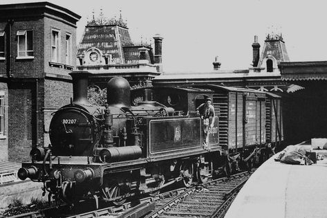 Portsmouth Dockyard, Southern Trains, Portsmouth Uk, Women's Land Army, Union Pacific Train, Train Photo, Hms Victory, Southern Region, Steam Engines