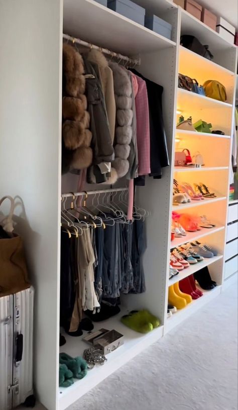 Cute Closet Aesthetic, Room Organisation, Dream Closet Design, Luxury Closets Design, Closet Layout, Wardrobe Room, Future Apartment Decor, Closet Decor, Glam Room