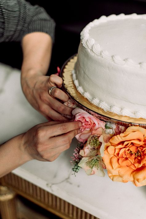 Chic Grocery Store Cake Hack https://ruffledblog.com/Chic-Grocery-Store-Cake-Hack photo Clarence Chan Diy Wedding Cake, Costco Wedding Cakes, Grocery Store Cake, Walmart Cakes, Costco Cake, Homemade Wedding Cake, Wedding Shower Cakes, Cake Hacks, Store Bought Cake